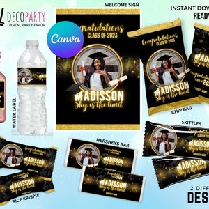 Puede incluir: Un conjunto de etiquetas de favor para fiesta de graduación con un diseño negro y dorado con el texto "Madison Sky is the Limit" y una foto de un graduado. Las etiquetas están diseñadas para diversos favores de fiesta, incluyendo mini botellas de vino, botellas de agua, bolsas de patatas fritas, barras de Hershey, golosinas Rice Krispies y Skittles.