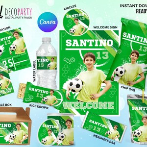 Puede incluir: Un conjunto de etiquetas y etiquetas de favor de fiesta imprimibles con temática de fútbol con un niño con un uniforme de fútbol verde y blanco. Las etiquetas incluyen el nombre "Santino" y el número "13". Las etiquetas están diseñadas para una variedad de favores de fiesta, incluyendo cajas de gable, bolsas de chips, bolsas de jugo, barras de Hershey, krispies de arroz y botellas de agua.