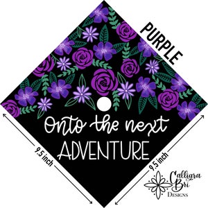 Pode incluir: Um chap&eacute;u de formatura roxo com fundo preto e design floral. O chap&eacute;u tem um furo no topo e diz "Onto the next adventure" em letras brancas. O chap&eacute;u tem 9,5 polegadas de largura.