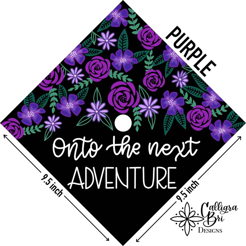 Pode incluir: Um chap&eacute;u de formatura roxo com fundo preto e design floral. O chap&eacute;u tem um furo no topo e diz "Onto the next adventure" em letras brancas. O chap&eacute;u tem 9,5 polegadas de largura.