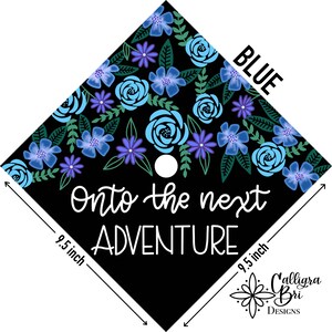 Pode incluir: Um chap&eacute;u de formatura preto em forma de diamante com um padr&atilde;o floral azul e o texto "Onto the next adventure". O chap&eacute;u tem 9,5 polegadas de largura e um furo no centro.