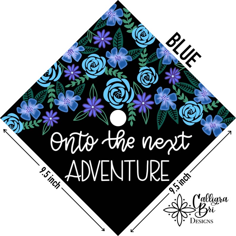 Pode incluir: Um chap&eacute;u de formatura preto em forma de diamante com um padr&atilde;o floral azul e o texto "Onto the next adventure". O chap&eacute;u tem 9,5 polegadas de largura e um furo no centro.