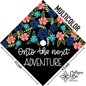 Pode incluir: Um chap&eacute;u de formatura preto em forma de diamante com um padr&atilde;o floral em tons de azul, rosa e verde. O texto "Onto the next ADVENTURE" est&aacute; escrito em branco no chap&eacute;u. O chap&eacute;u mede 9,5 polegadas de largura.