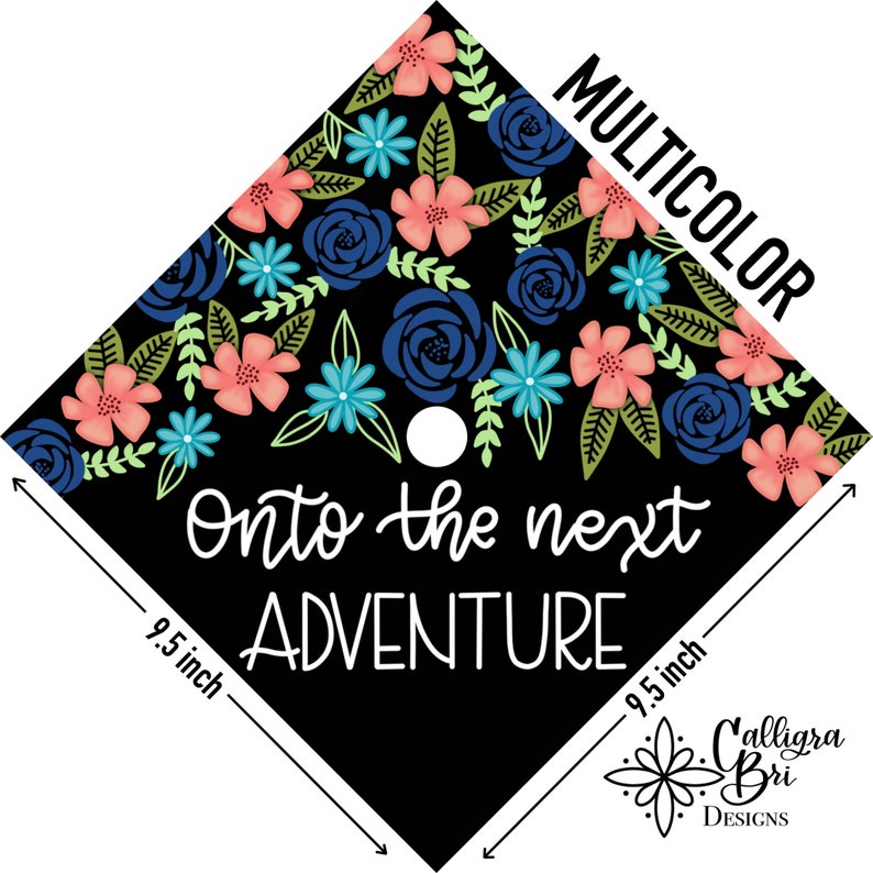 Pode incluir: Um chap&eacute;u de formatura preto em forma de diamante com um padr&atilde;o floral em tons de azul, rosa e verde. O texto "Onto the next ADVENTURE" est&aacute; escrito em branco no chap&eacute;u. O chap&eacute;u mede 9,5 polegadas de largura.