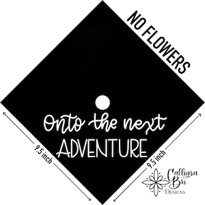 Pode incluir: Um chap&eacute;u de formatura preto e branco com o texto "NO FLOWERS" no topo e "onto the next ADVENTURE" na parte inferior. O chap&eacute;u tem 9,5 polegadas de largura.