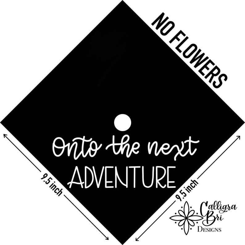 Pode incluir: Um chap&eacute;u de formatura preto e branco com o texto "NO FLOWERS" no topo e "onto the next ADVENTURE" na parte inferior. O chap&eacute;u tem 9,5 polegadas de largura.