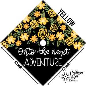 Pode incluir: Um gorro de gradua&ccedil;&atilde;o preto e amarelo com flores com o texto "Onto the next adventure" e um furo no centro. O gorro tem 9,5 polegadas de largura.