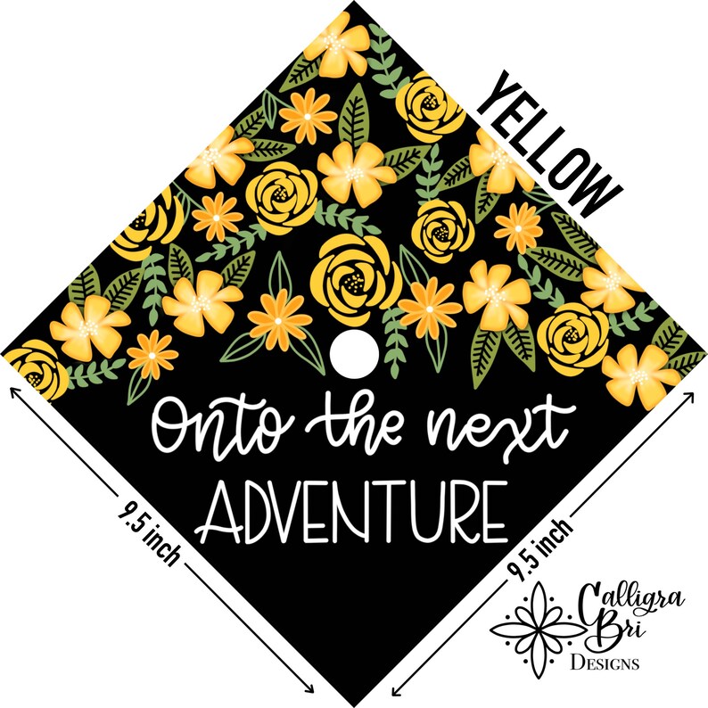 Pode incluir: Um gorro de gradua&ccedil;&atilde;o preto e amarelo com flores com o texto "Onto the next adventure" e um furo no centro. O gorro tem 9,5 polegadas de largura.