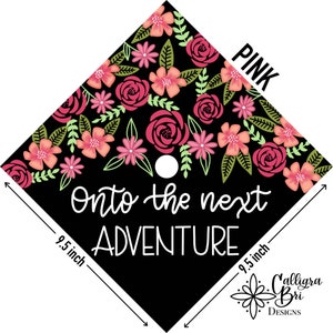Pode incluir: Um chap&eacute;u de formatura preto com um design floral rosa e o texto "Onto the next adventure". O chap&eacute;u tem 9,5 polegadas de largura.