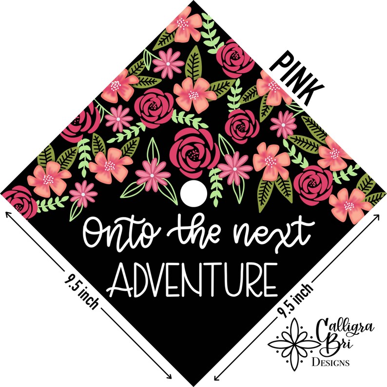 Pode incluir: Um chap&eacute;u de formatura preto com um design floral rosa e o texto "Onto the next adventure". O chap&eacute;u tem 9,5 polegadas de largura.