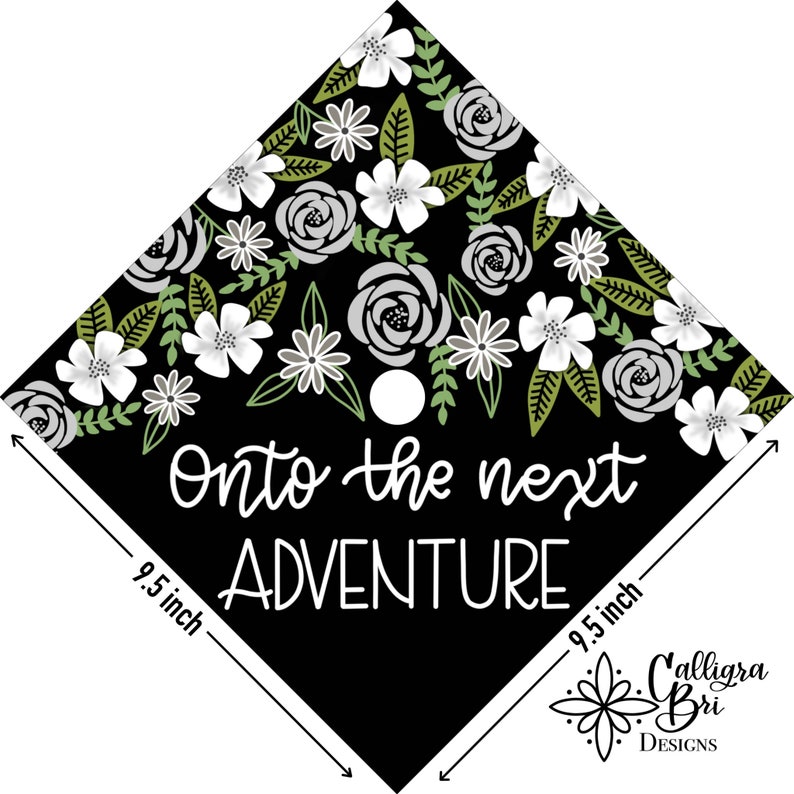 Pode incluir: Desenho floral preto e branco sobre um quadrado preto com o texto "Onto the next ADVENTURE" em branco. O quadrado mede 9,5 polegadas de cada lado. O desenho inclui flores brancas, rosas cinzas e folhas verdes. O texto "Calligra Bri DESIGNS" est&aacute; no canto inferior direito.