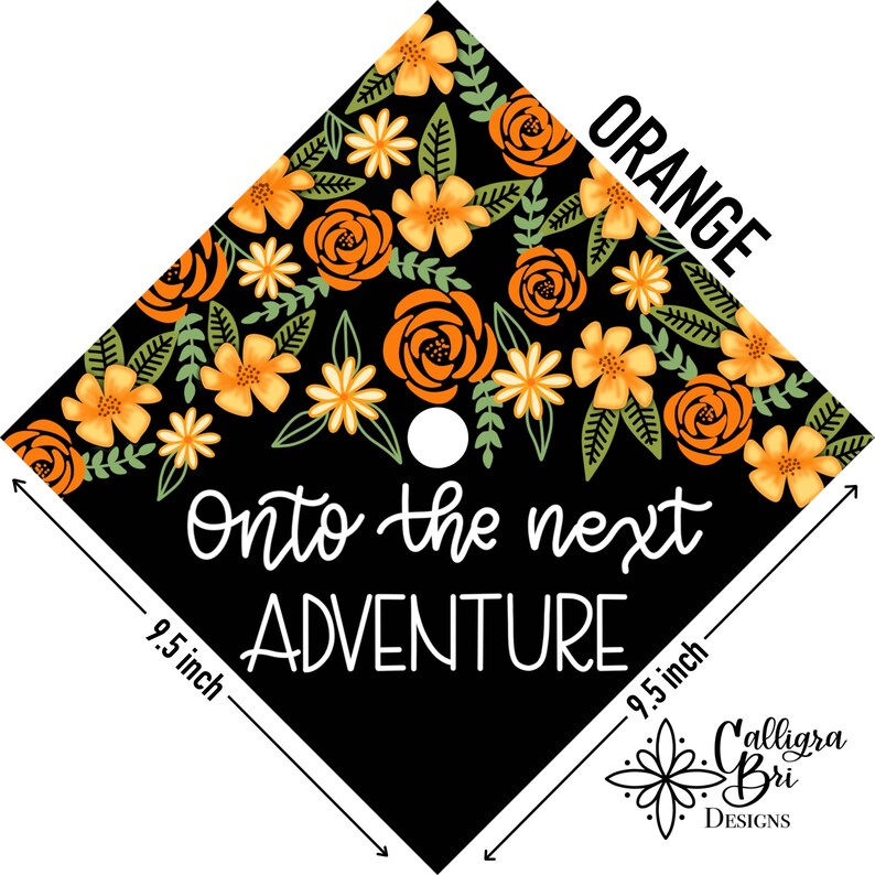 Pode incluir: Um gorro de gradua&ccedil;&atilde;o preto com design floral laranja e amarelo. O gorro tem 9,5 polegadas de largura e um c&iacute;rculo branco no centro. O texto "Onto the next ADVENTURE" est&aacute; escrito em branco na parte frontal do gorro.