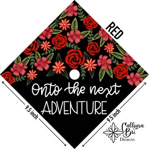 Pode incluir: Um chap&eacute;u de formatura preto com um design floral vermelho e o texto "Onto the next adventure". O chap&eacute;u tem 9,5 polegadas de largura.