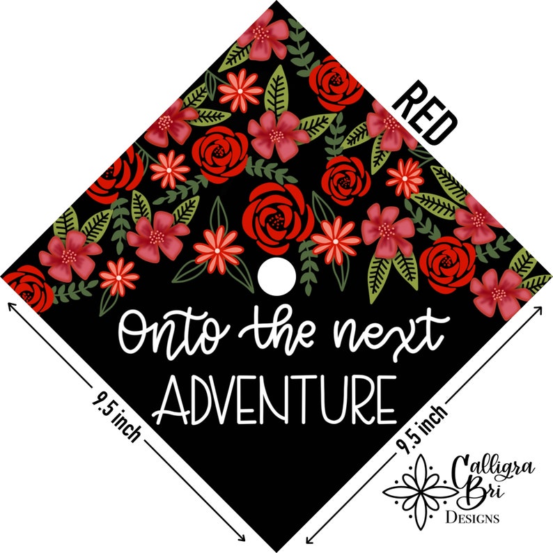 Pode incluir: Um chap&eacute;u de formatura preto com um design floral vermelho e o texto "Onto the next adventure". O chap&eacute;u tem 9,5 polegadas de largura.