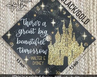Op de afbeelding: Een zwarte en gouden afstudeerhoed met een gouden glitterkasteel en de quote "There's a great big beautiful tomorrow - Walter E. Disney" op een zwarte achtergrond. De hoed meet 9,5 inch aan elke kant. *Dit is een gedrukt ontwerp, GEEN echte glitter*.