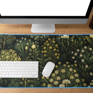 Puede incluir: Un tapete de ratón con estampado floral verde y blanco con un teclado blanco y un ratón blanco encima.