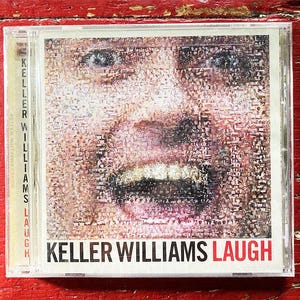 Könnte beinhalten: Eine CD-Hülle mit dem Album "Laugh" von Keller Williams. Das Cover zeigt ein Mosaik aus Gesichtern, die ein größeres Gesicht bilden. Der Name des Künstlers und der Albumtitel sind fett, schwarz und rot.
