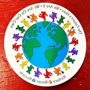 Grateful Dead – Bären „Around The Earth“ Vintage-Fensteraufkleber (Neuware aus altem Lagerbestand)