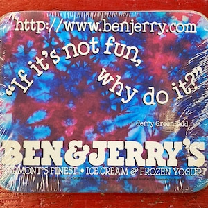Puede incluir: Un fondo de color tie-dye con el texto "If it's not fun, why do it?" y la cita "Jerry Greenfield". El logotipo de Ben & Jerry's está en la parte inferior con el texto "Vermont's Finest. Ice Cream & Frozen Yogurt".