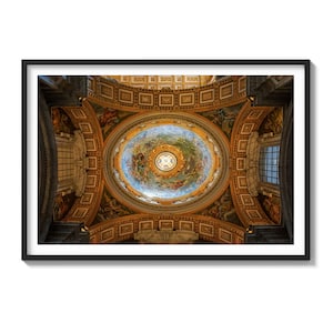 Op de afbeelding: Een uitzicht op het versierde plafond van een kerk, met een grote, geschilderde koepel met gouden accenten en een centrale lichtbron. De koepel wordt omringd door kleinere, gebogen secties, die ook met goud en schilderingen zijn versierd.