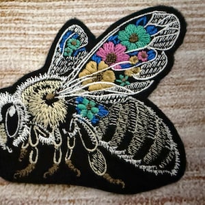 Bee Patch, Bumblebee Patch, Bee and Moon Patch, Circle Patch, Embroidered decoration, iron-on patch, sew on patch, felt patch