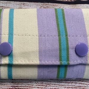 Cartera mini de tela de lona de algodón de primera calidad con estampado de rayas pastel y 2 cierres a presión