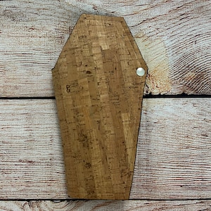 Cartera plegable sostenible de corcho para ataúd de Halloween con bolsillo con cremallera y 8 ranuras para tarjetas de crédito y 2 compartimentos para billetes.