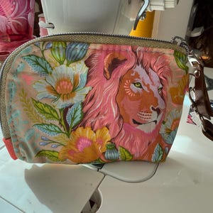 Yarrow wristlet, ladies wallet, clutch, Lion zipper pouch, cell phone case, evening bag, handcrafted, clutch purse, Pochette