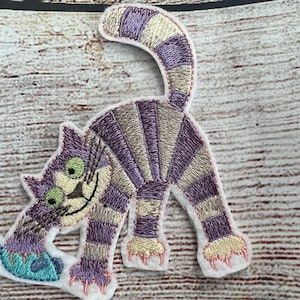 Cat caught a mouse Patch, Kitty Cat Patch, Embroidered decoration, small patch, iron-on patch, sew on patch