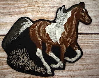 競走馬のアップリケ刺繍入り縫製パッチ。赤い馬とベージュの馬からお選