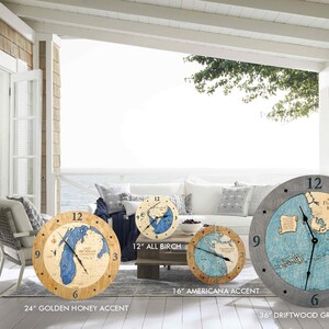 Puede incluir: Tres relojes de pared de madera con mapas n&aacute;uticos del lago Michigan, los Cayos de Florida y los Grandes Lagos. Los relojes tienen un di&aacute;metro de 61 cm, 41 cm y 91 cm y diferentes acabados de madera: miel dorada, acento americano y gris madera a la deriva.