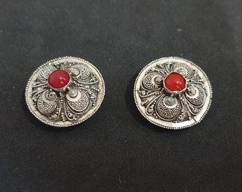 Antieke oorbellen in de stijl van de Zeeuwse knoop.