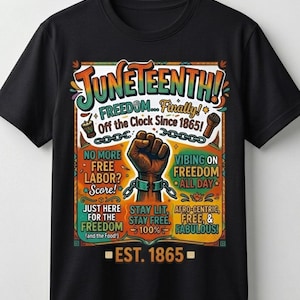 Puede incluir: Camiseta negra con un gráfico colorido que celebra el Juneteenth. El diseño incluye la palabra "Juneteenth" en una fuente vibrante, junto con frases como "Freedom... Finally!" y "Est. 1865". También se presenta un puño encadenado.