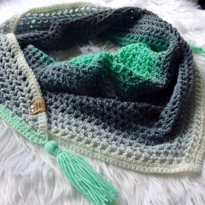 Crochet triangle scarf pattern