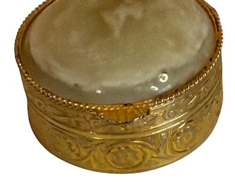 Vintage pillendoosje met lichtcrèmekleurige cabochonsteen (3,17 cm), sierlijk en goudkleurig, voor in huis.