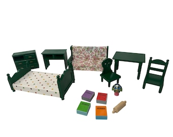 Juego de muebles verdes de Sylvanian Families Calico Critters de 1985: libros, lámpara y cama.