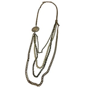 Collar vintage de perlas sintéticas en capas y cadena en tono dorado con colgante de filigrana.