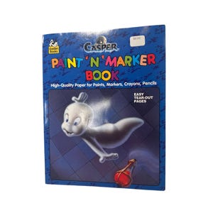 以下が含まれることがあります： 青いキャスパーペイントンマーカーブック。表紙には、フレンドリーゴーストのキャスパー、赤いボトル、テキスト「PAINT 'N MARKER BOOK」が描かれています。この本はゴールデンブックスのもので、簡単に切り離せるページがあります。