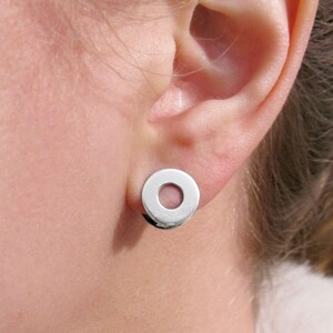 Silver Huggie Hoop Earrings Minimalist Everyday Jewelry / Small Circle Geometric Silver Huggie Hoop Earring
