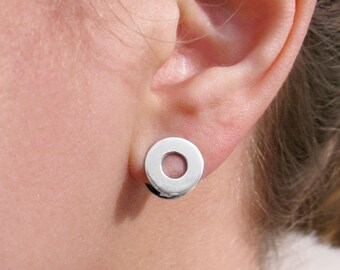 Aros de plata con diseño minimalista para uso diario / Aros de plata con diseño geométrico de círculo pequeño