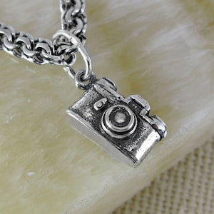 Ciondolo in miniatura a forma di macchina fotografica vintage in argento 925, regalo per fotografo e cameraman / Collana con ciondolo in miniatura a forma di macchina fotografica in argento