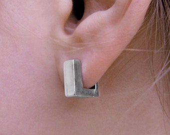 Aros de plata Huggie pequeños minimalistas para uso diario / Aros de plata Huggie con diseño geométrico y vanguardista