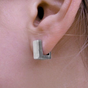Silver Huggie Hoop Earrings Small Minimalist for Everyday / Silver Earring Huggie Hoops Geometric Edgy Earrings