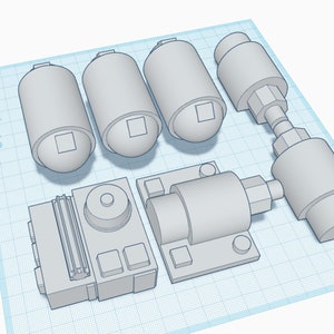Può includere: Una collezione di componenti meccanici grigio chiaro modellati in 3D. L'immagine mostra forme cilindriche e rettangolari, tra cui un gruppo valvola e diversi serbatoi cilindrici. Gli oggetti sono disposti su uno sfondo a griglia blu.