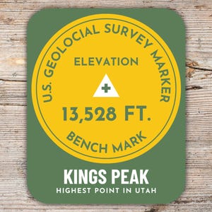 Könnte beinhalten: Ein runder Aufkleber in Grün und Gelb mit dem Text "U.S. Geological Survey Marker" und "Elevation 13,528 FT. Bench Mark". Der Aufkleber trägt außerdem den Text "Kings Peak Highest Point in Utah".