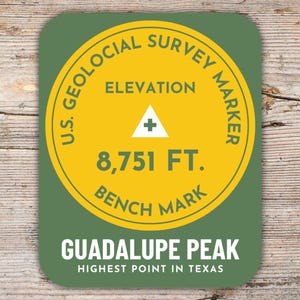Könnte beinhalten: Ein runder Aufkleber in Grün und Gelb mit dem Text "U.S. Geological Survey Marker" und "Elevation 8,751 FT. Bench Mark". Der Aufkleber trägt außerdem den Text "Guadalupe Peak Highest Point in Texas".