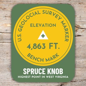 Könnte beinhalten: Ein runder Aufkleber in Grün und Gelb mit dem Text "U.S. Geological Survey Marker" und "Elevation 4,863 FT. Bench Mark". Der Aufkleber trägt außerdem den Text "Spruce Knob Highest Point in West Virginia".