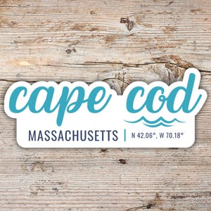 Sticker Cape Cod, police d'écriture moderne avec latitude et longitude, décalcomanie en vinyle pour ordinateurs portables, bouteilles d'eau, glacières, autocollant Massachusetts