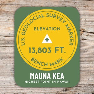 Könnte beinhalten: Ein runder Aufkleber in Grün und Gelb mit dem Text "U.S. GEOLOGICAL SURVEY MARKER" und "ELEVATION 13,803 FT. BENCH MARK". Der Aufkleber trägt außerdem den Text "MAUNA KEA HIGHEST POINT IN HAWAII".