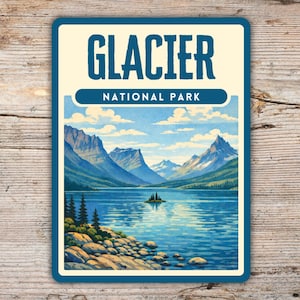 Può includere: Cartello rettangolare con un'illustrazione panoramica del Parco Nazionale di Glacier. L'opera raffigura un lago sereno circondato da montagne sotto un cielo blu. Il cartello riporta le parole "GLACIER NATIONAL PARK" in grassetto blu.